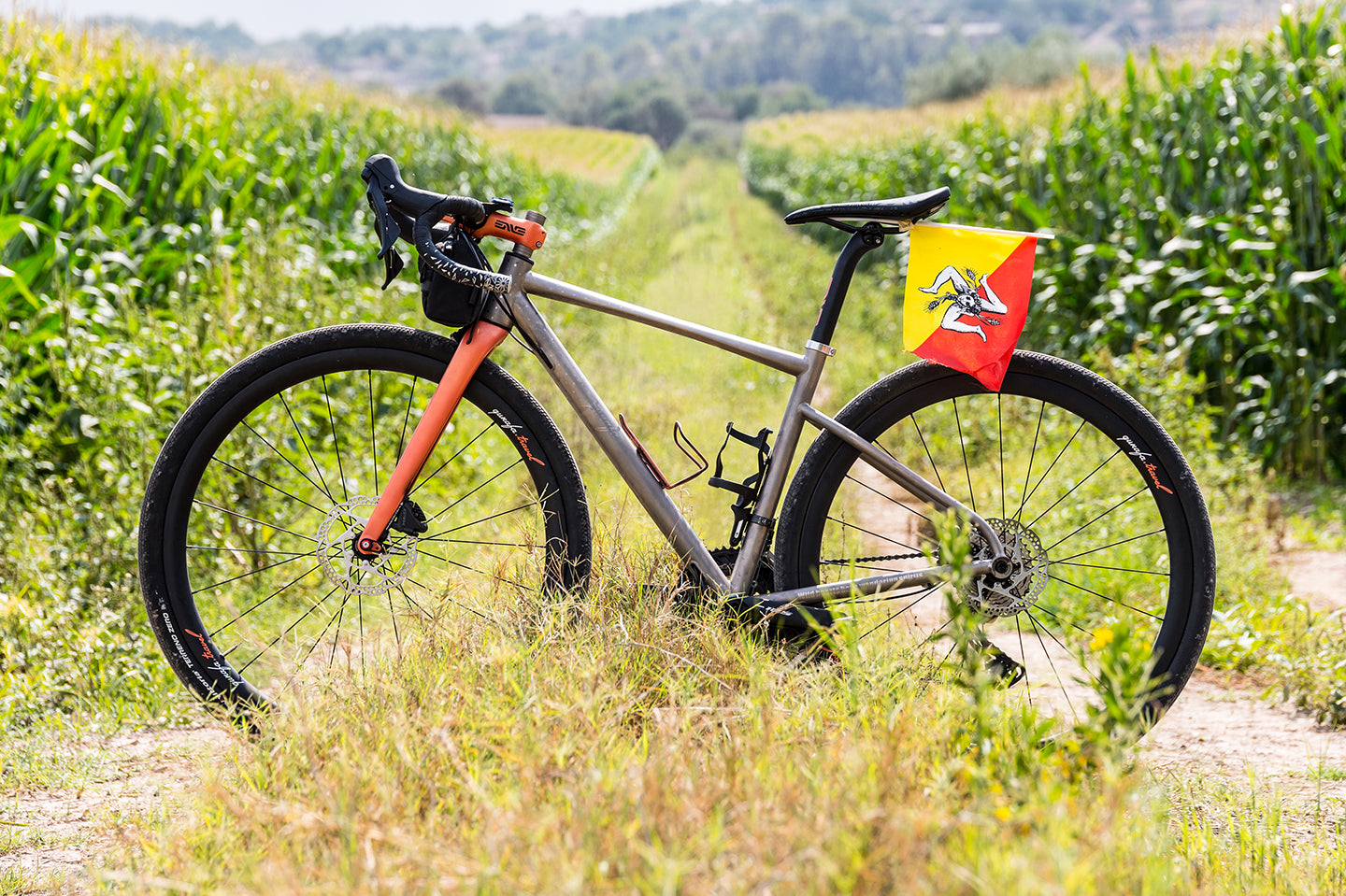 Cyclist with rental bike on a Sicilian road — Qunafa bike rental