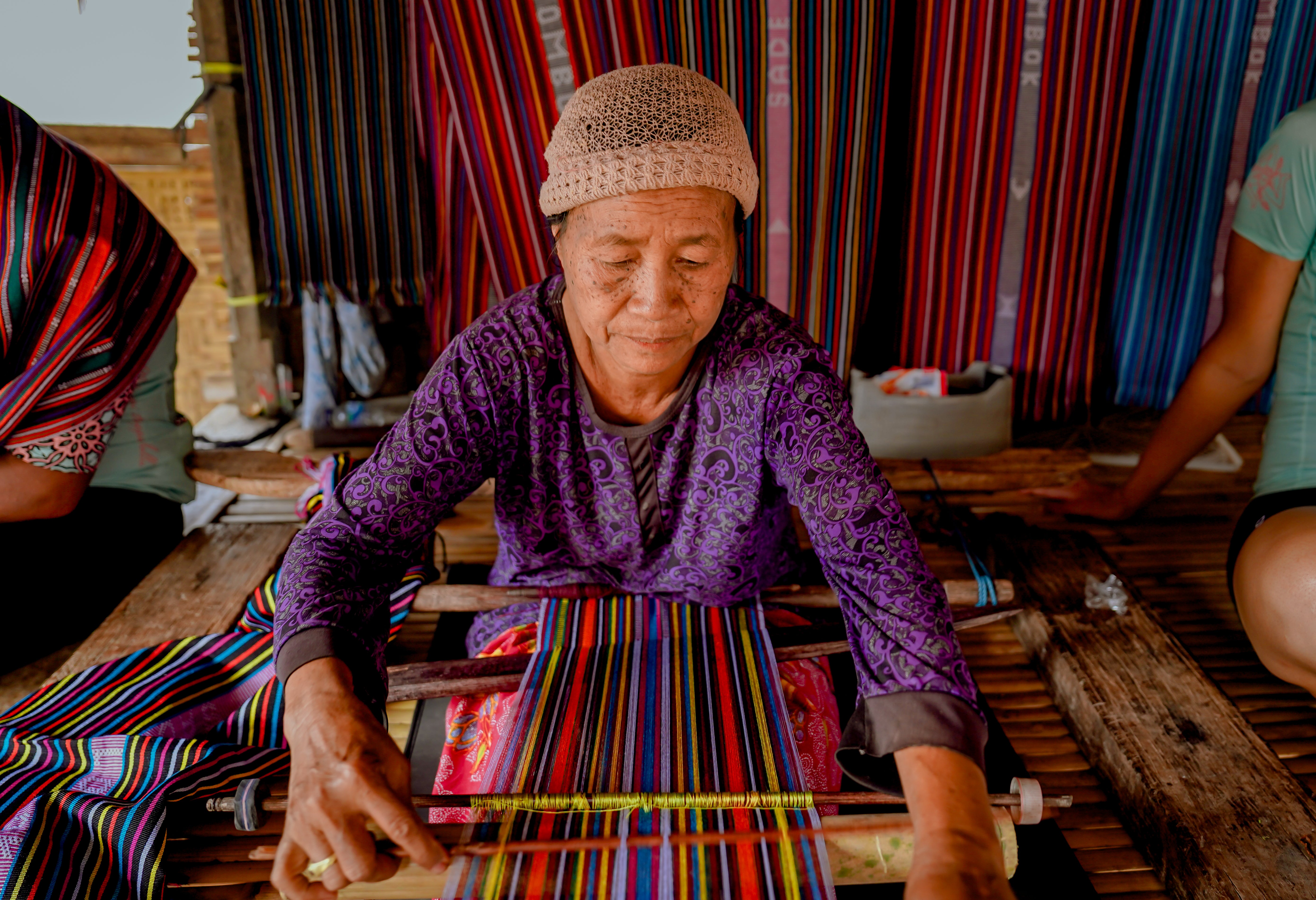 A SASAK lady creating a fabric from scratch. by Qunafa Travel