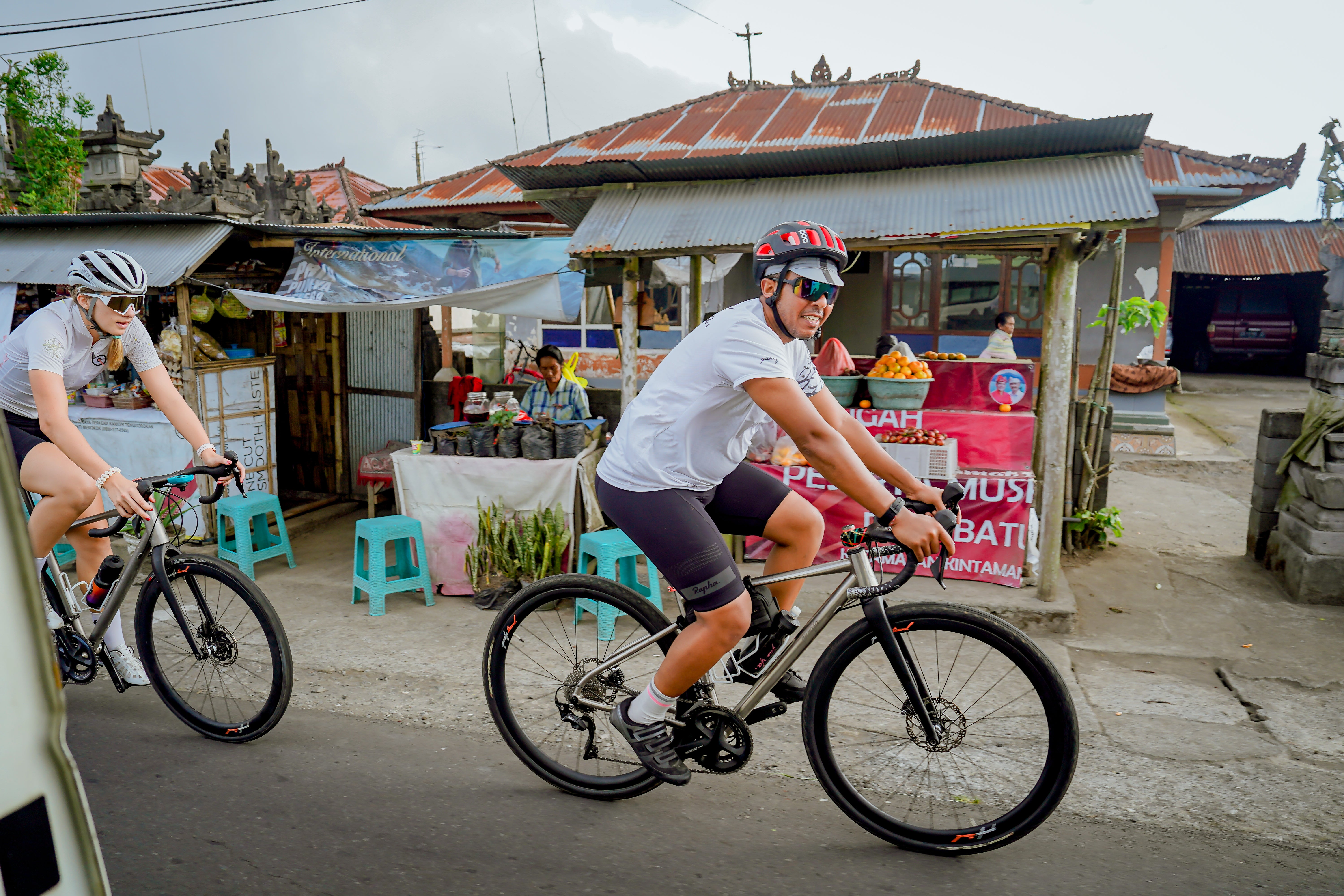 Close-up of Shahrazad titanium bike resting against traditional Balinese temple gate